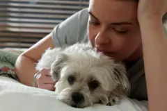 Mulher ao lado de cachorro