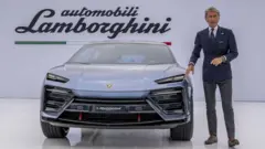 استفان وینکلمن، مدیرعامل لامبورگینی در کنار یک لامبورگینی لانزادور آبی