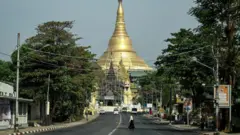 ইয়াঙ্গুনের একটি জনশূণ্য সড়ক।