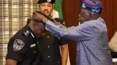 Aworan lasiko ti Aarẹ Bola Tinubu n wọ aṣọ fun Tunji Disu