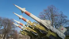 यूक्रेन के नीप्रो में देखने के लिए लगाई गई मिसाइलें