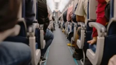 داخل کابین یک هواپیمای مسافربری که پر از مسافر است