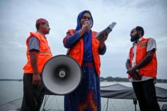 ঘূর্ণিঝড়ের সময় উপকূলীয় এলাকায় মাইকিং করে সতর্কতা জারি করা হয় (ফাইল ছবি)