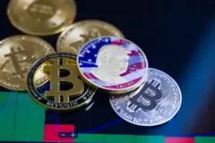 صورة لما تبدو أنها عملات رقمية بينها عملة خاصة لترامب حيث تظهر صورة الرئيس الأمريكي