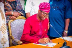 Makinde n buwọlu abadofin isuna ipinlẹ Ọyọ fun ọdun 2023