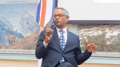 यूकेस्थित नेपाली दूतावासमा आयोजित एउटा कार्यक्रममा बोल्दै तात्कालिक राजदूत चन्द्रकुमार घिमिरे 