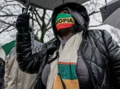የኢትዮጵያ ባንዲራ ያለበት ማስክ ያደረገ ሰልፈኛ በዋሽንግተን ዲሲ