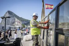 Operarios trabajan en desmantelar la infraestructura fronteriza.