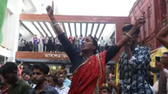 চিন্ময় কৃষ্ণ দাসকে গ্রেফতারের প্রতিবাদে চট্টগ্রামের আদালত এলাকায় সমবেত হন তার অনুসারীরা