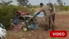 'அனுமதியின்றி தற்காலிக கடை' - எட்டி உதைத்த காவலர்