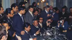 পাকিস্তানের জেল থেকে মুক্ত হওয়ার পরে লন্ডনে প্রথম সাংবাদিক সম্মেলনে শেখ মুজিবুর রহমান