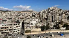 مبان مكتظة في أحد أحياء دمشق نهاراً
