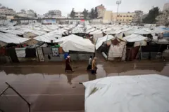 خيام النازحين المتهالكة في غزة أغرقتها الأمطار خلال الأيام الماضية
