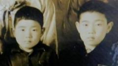 El último de los nacidos en el buque, Lee Gyeong-pil (derecha), con su hermano menor.