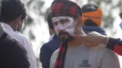 போராட்டம் நடத்தும் விவசாயிகள் கண்ணீர்ப்புகை குண்டுகளைச் சமாளிக்கக் கண்டுபிடித்த புதிய உத்திகள் 