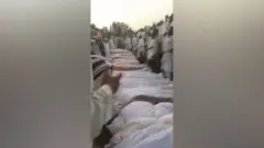 Imagen de un video compartido en las redes sociales muestra cadáveres envueltos en sudarios