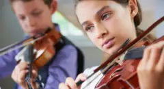 скрипка чертип жаткан кыз менен бала