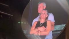 Le PDG d'une entreprise technologique américaine suspendu après qu'une étreinte au concert de Coldplay est devenue virale