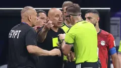 O técnico do Egito, Hossam Hassan, reclama com o árbitro da partida da sua seleção contra a Argentina, pelas oitavas de final da Copa do Mundo de 2026