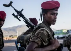 Un soldat éthiopien portant son arme.