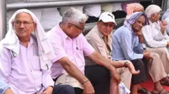 जून 2024 च्या या फोटोत, दिल्ली परिवहन विभागातील निवृत्त कर्मचारी पेन्शनसाठी आंदोलन करत आहेत.