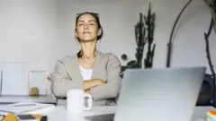 Çalışma masasında dinlenen kadın