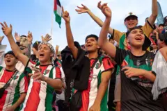 يلعب نادي ديبورتيفو باليستينو في دوري الدرجة الأولى بتشيلي ويرتدي لاعبوه ألوان الأحمر والأخضر والأسود ، وهي ألوان العلم الفلسطيني