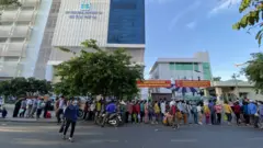 Hàng dài bệnh nhân xếp hàng trước BV 