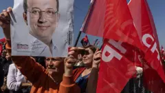 Kalabalık, bir kadın İmamoğlu'nun resmini taşıyor