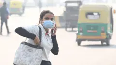 فتاة تمشي في أحد شوارع دلهي