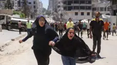 Две бегущие девочки после израильского удара по Газе