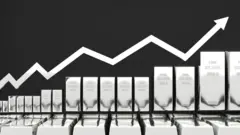 Gümüş külçeleri ve üzerlerinde bir artış grafiği