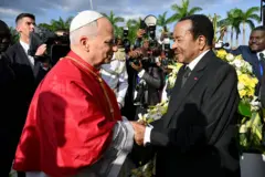 Le pape Léon XIV rencontre le président de la République, Paul Biya, au palais présidentiel le 15 avril 2026 à Yaoundé, au Cameroun.