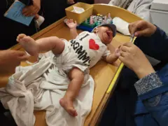 فريق طبي من الهلال الأحمر الفلسطيني في حملة للتطعيم ضد شلل الأطفال في مستشفى الأمل في مدينة خان يونس جنوب قطاع غزة في 22 أغسطس/آب 2024