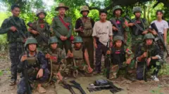 မုံရွာမြို့နယ် ပလဖအဖွဲ့ဝင်တချို့ (ပုံဟောင်း)