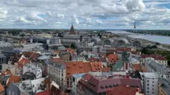 Pogled na Rigu sa tornja crkve Svetog Petra u starom delu grada, Riga, Letonija, panorama Rige