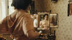 Mulher se olhando no espelho