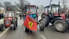 Bandeira da Ferrari em protesto na cidade de Kragujevac, na Sérvia.