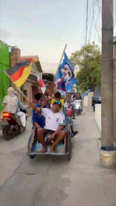 ရွာသားတွေ ဘောလုံးအသင်းအလံတွေနဲ့ လှည့်နေ