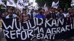 Petani dan aktivis Wahana Lingkungan Hidup (Walhi) Provinsi Sumsel menggelar unjuk rasa pada Hari Petani di Palembang 