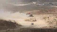 مدرعة تابعة للجيش الإسرائيلي تتحرك داخل قطاع غزة في 3 أغسطس/آب 2025