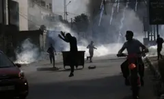 أناس يفرون من القصف في غزة