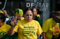 Apoiadores pedem anista e rezam por Bolsonaro em frente à hospital