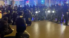 மஷாதில் ஒரு குழுவாகத் திரண்ட போராட்டக்காரர்கள்