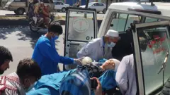 در حال انتقال یک مجروج حمله امروز در دشت برچی کابل
