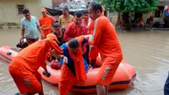 वडोदरा में बाढ़ से जन-जीवन हुआ अस्त व्यस्त