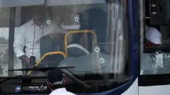 Vidro frontal de ônibus aparece com marcas que parecem de bala