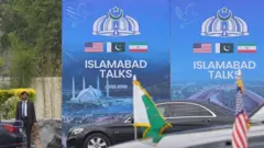 Um funcionário paquistanês é visto durante a chegada do vice-presidente dos EUA, JD Vance, para conversas com autoridades iranianas em 11 de abril de 2026, em Islamabad, no Paquistão