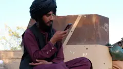 یک طالب با یک گوشی هوشمند