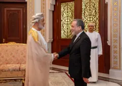 سلطان عُمان هيثم بن طارق خلال استقباله وزير الخارجية الإيراني عباس عراقجي في مسقط في 26 أبريل/نيسان 2026. 